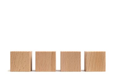 Tahta küpler kayın ağacından yapılmış beyaz arka plan.