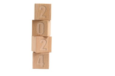 2024 numaralı tahta küpler, beyaz arkaplan