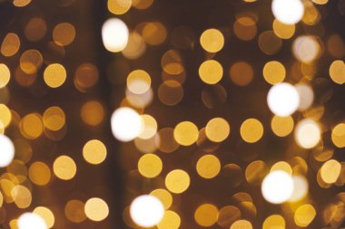 Soyut bokeh arka plan yanan ampuller akşam şehri ve çelenkler