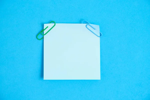Etiquetas Papel Azul Para Escrever Notas Fundo Azul — Fotografia de Stock