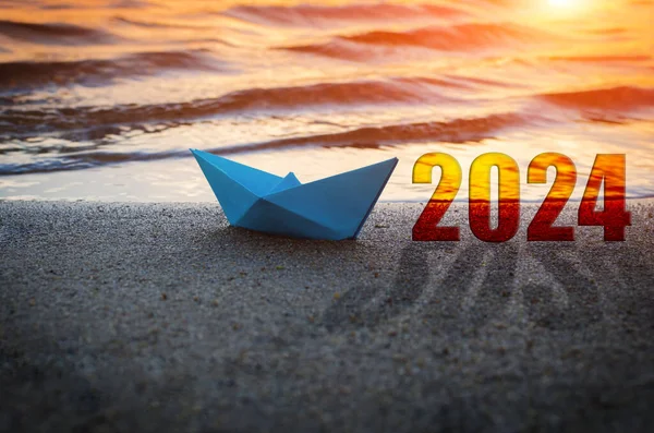 Blue Paper Boat Year 2024 Sandy Beach Background Sunset Concept — Stock Photo, Image