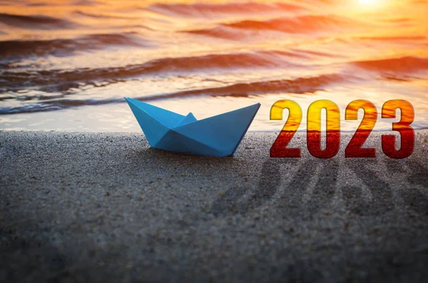 Синій Паперовий Човен 2023 Рік Піщаному Пляжі Тлі Заходу Сонця — стокове фото