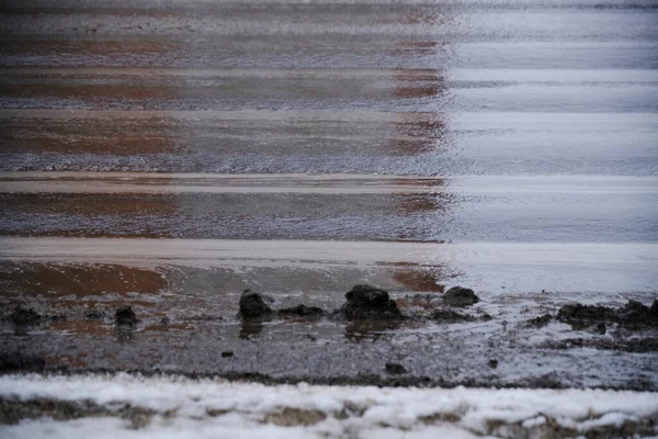 Brudne Kałuże Asfaltowej Drodze Stopionego Śniegu Wiosną — Zdjęcie stockowe