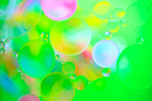 Multi Gekleurde Abstracte Achtergrond Met Oliekringen Wateroppervlak Met Een Groene — Stockfoto