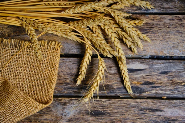 Weizenohren Und Rülpsen Auf Einem Hölzernen Hintergrund — Stockfoto