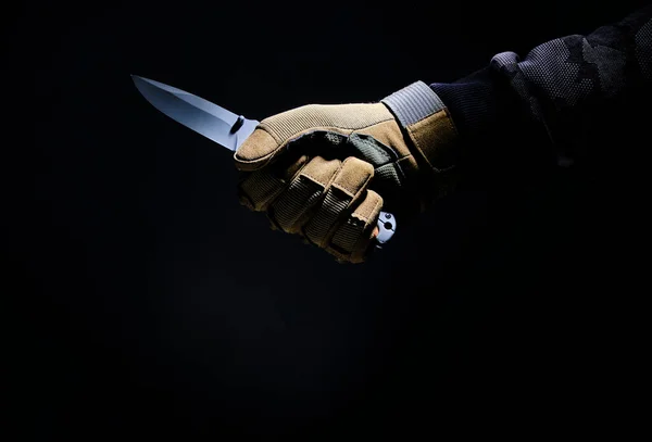 Couteau Tactique Pliant Main Avec Gant Sur Fond Noir — Photo