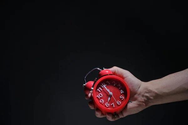 Relógio Alarme Vermelho Mostrando Oito Manhã Mão Sobre Fundo Preto — Fotografia de Stock