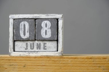 Gri arkaplanda rafta duran ahşap küplerden oluşan Haziran 08 takvimi. Mesajınız için boş bir alan. Okyanuslar Günü
