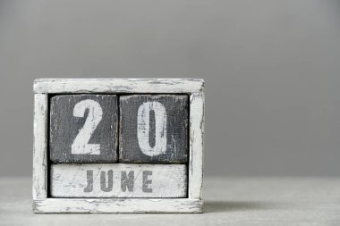 11 Haziran takvimi, ahşap küpler, gri arka plan. Mesajın için boş bir yer.