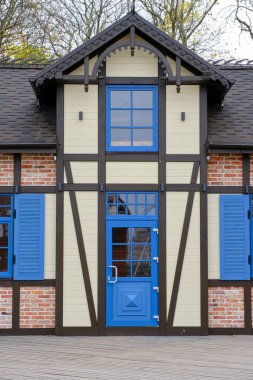 Tuğla ve ahşap süslemeli eski model ön cephe binası