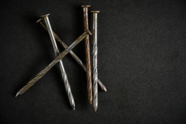 Birkaç çivi siyah arkaplan yakın plan