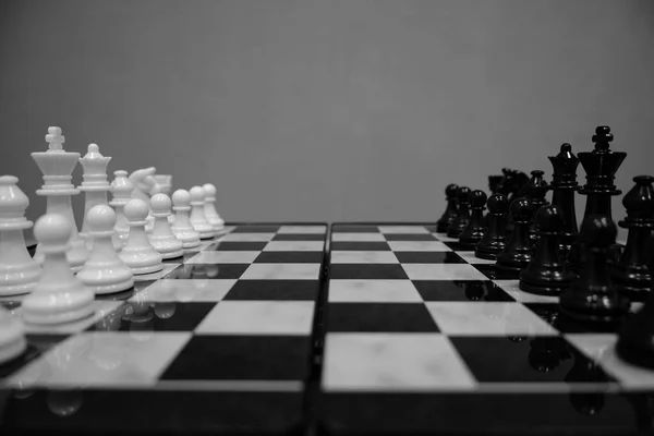 Black White Chess Pieces Facing Each Other Chessboard Gray Background — Stock Photo, Image