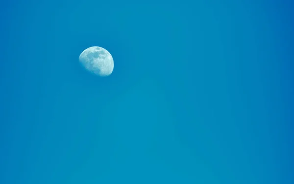 Белая Луна Фоне Голубого Неба — стоковое фото