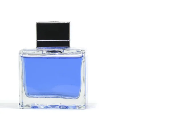 白い背景の中にブルーの香水と透明なガラスのボトル — ストック写真