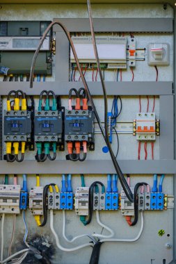 Elektrik paneli, şalterler, sensörler ve yanmış kablolar.