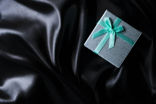 Coffret Cadeau Vert Avec Fond Papillon Tissu Soie Noir — Photo