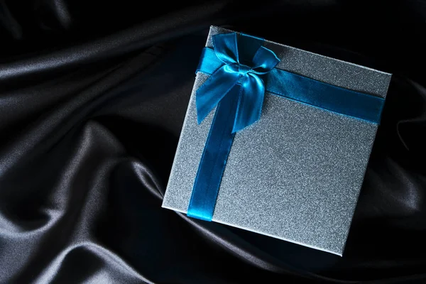 Boîte Cadeau Argent Avec Fond Bleu Arc Tissu Soie Noire — Photo
