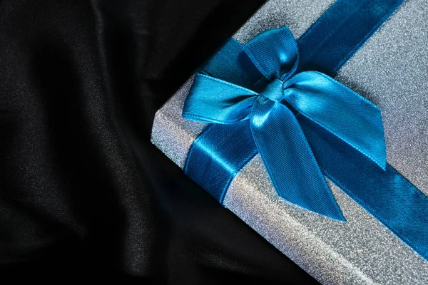 Boîte Cadeau Argent Avec Fond Bleu Arc Tissu Soie Noire — Photo