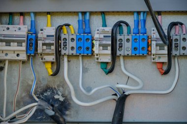 Elektrik paneliyle elektrik düğmeleri