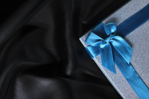 Mavi Fiyonklu Gümüş Hediye Kutusu Siyah Ipekli Kumaş — Stok fotoğraf
