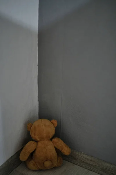 Teddy Urso Brinquedo Macio Sentado Canto Room Concept Violência Doméstica — Fotografia de Stock