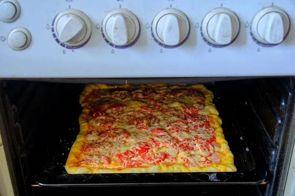 토마토 소시지 치즈가 피자는 오븐에서 — 스톡 사진