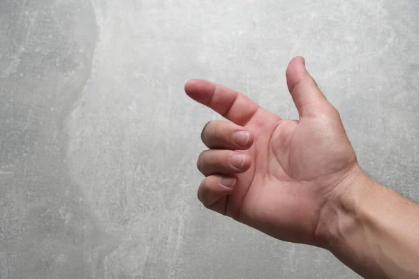 Ανθρώπινο Χέρι Φόντο Γκρι Τσιμεντένιο Τοίχο — Φωτογραφία Αρχείου