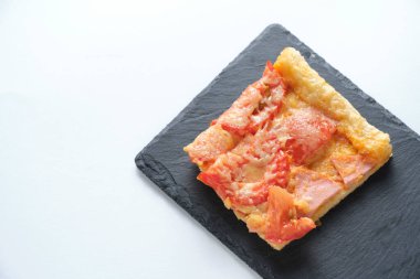 Sosisli, domatesli ve peynirli ev yapımı pizza.