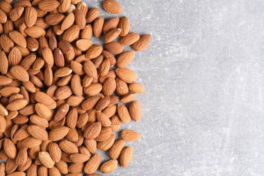 Birçok badem gri beton arkaplan