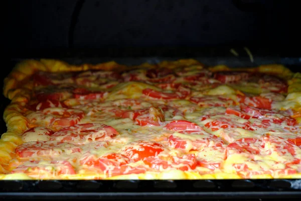 Pizza Com Tomate Salsicha Queijo — Fotografia de Stock