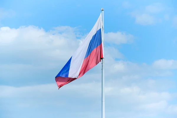 Renkli Rusya Federasyonu Nun Mavi Gökyüzü Arkaplanı — Stok fotoğraf