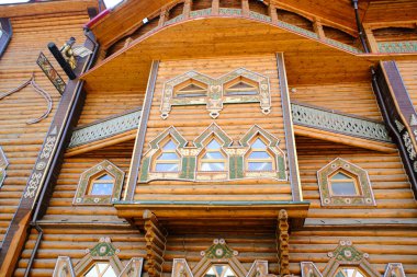 Ahşap çerçeveli balkonlu ön cephe evi. Eski Rus tarzı.