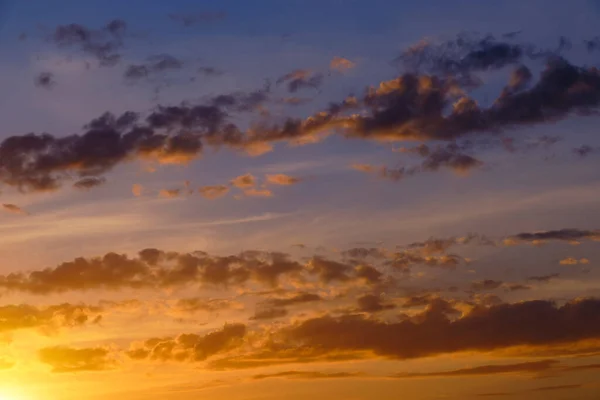 Σύννεφα Μπλε Φόντο Του Ουρανού Κατά Διάρκεια Του Ηλιοβασιλέματος — Φωτογραφία Αρχείου