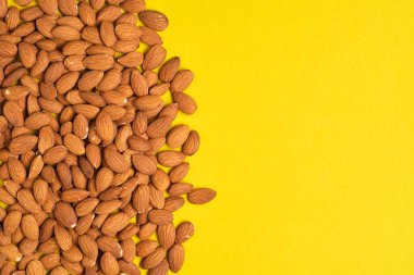 Bir avuç dolusu badem sarısı arkaplan