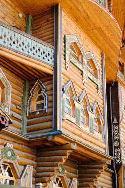Ahşap çerçeveli balkonlu ön cephe evi. Eski Rus tarzı.
