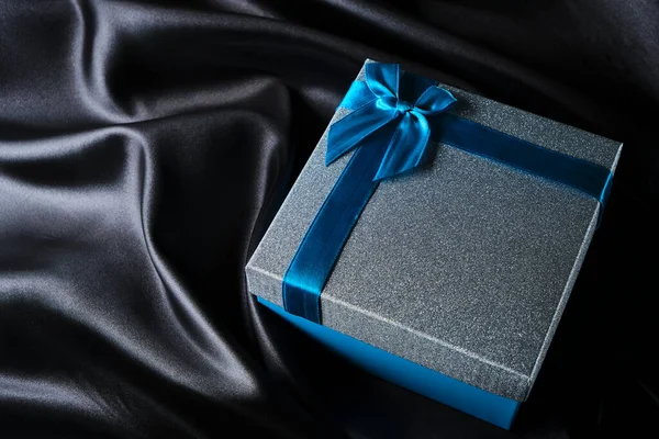 Caixa Presente Prata Com Fundo Azul Arco Tecido Seda Preta — Fotografia de Stock