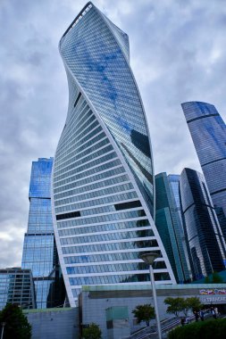 Moskova şehrinin cam gökdelenleri bulutlu bir gökyüzüne karşı