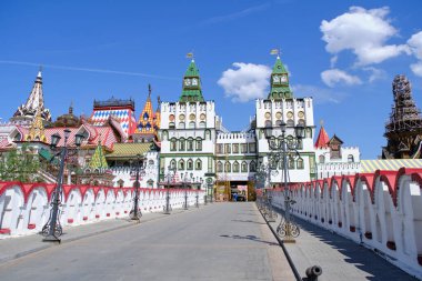 Moskova Rusya 11.05.2023 İzmailovo parkındaki eski geleneksel Rus binaları