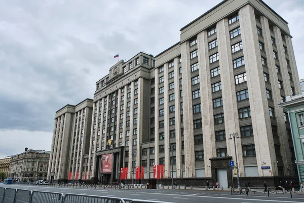 Rusia Moscú 2023 Fachada Del Edificio Duma Estatal Con Cartel —  Fotos de Stock