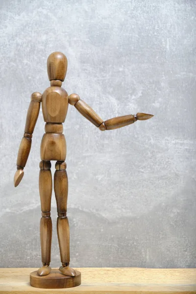 Dřevěné Figuríny Stojí Nataženou Paží Šedé Pozadí Koncept Nabízí Žebrání — Stock fotografie