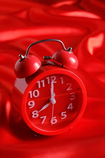 Red Alarm Clock Hands Eight Clock Morning Background Red Silk — Stock Photo, Image