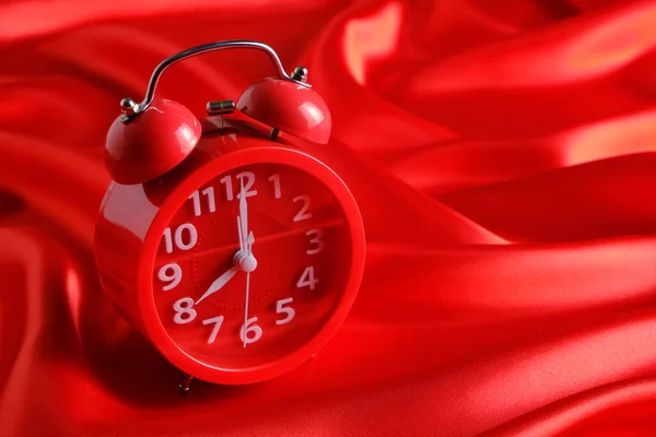 Roter Wecker Mit Zeigern Acht Uhr Morgens Hintergrund Aus Rotem — Stockfoto