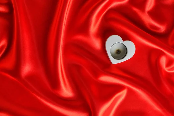 Beyaz Mum Tutacağı Şekli Kalp Arka Planı Kırmızı Ipek Kumaş — Stok fotoğraf
