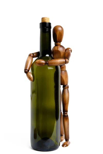 Stojący Drewniany Manekin Przytula Pustą Butelkę Wina Koncepcja Nadużywania Alkoholu — Zdjęcie stockowe