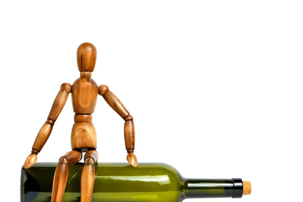Drewniany Manekin Siedzi Pustej Butelce Wina Pojęcie Nadużywania Alkoholu Uzależnienia — Zdjęcie stockowe