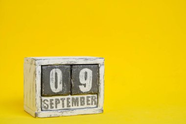 Eylül 09 ahşap takvim metin için boş bir boşluk ile sarı arkaplan ayakta