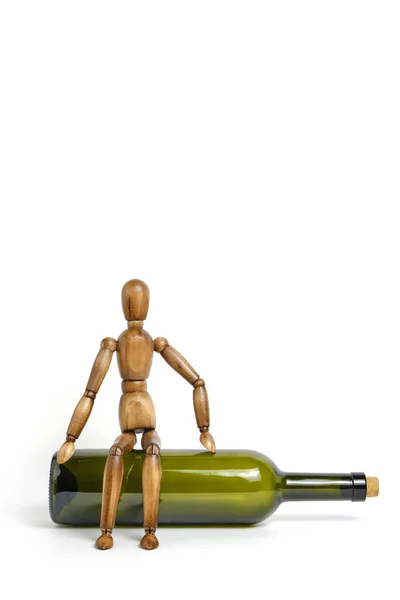 Drewniany Manekin Siedzi Pustej Butelce Wina Pojęcie Nadużywania Alkoholu Uzależnienia — Zdjęcie stockowe