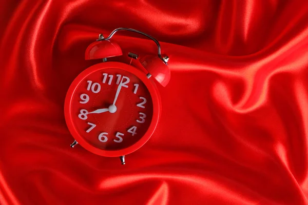 Relógio Alarme Vermelho Com Mãos Oito Horas Fundo Manhã Tecido — Fotografia de Stock