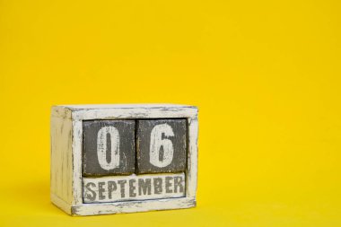 Eylül 06 ahşap takvim metin için boş bir boşluk ile sarı arkaplan duruyor