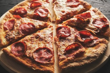 Biberli pizza ve sosis yakın plan.